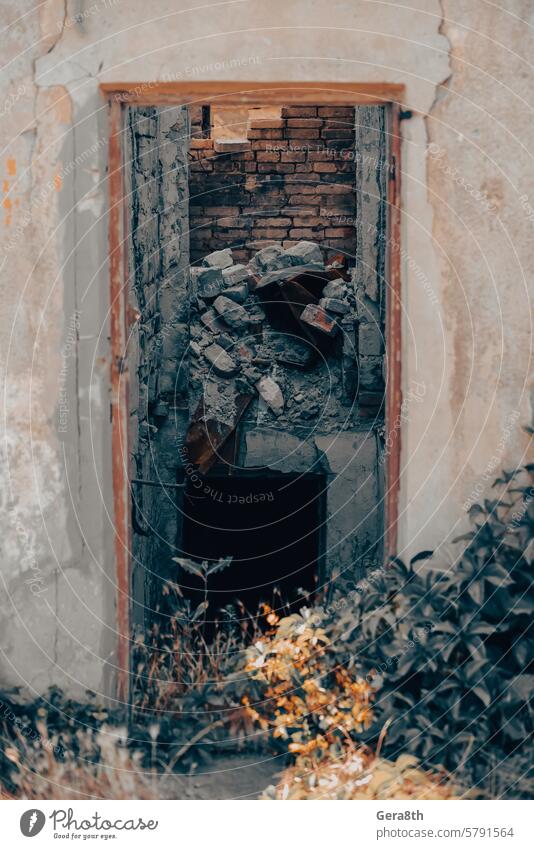 alte zerbrochene Tür eines zerstörten Hauses in der Ukraine Zugang Architektur Hintergrund braun Gebäude vergraben Großstadt schließen Farbe Konflikt Design
