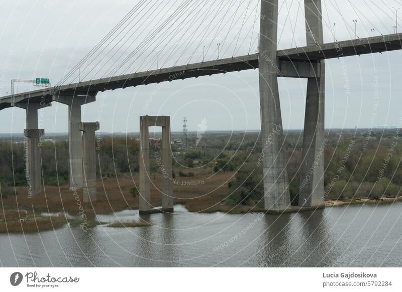Widerlager der Schrägseilbrücke Talmadge Memorial Bridge ist eine Brücke in den Vereinigten Staaten, die den Savannah River zwischen der Innenstadt von Savannah, Georgia, und Hutchinson Island überspannt.