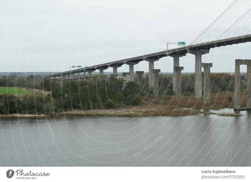 Die Talmadge Memorial Bridge ist eine Schrägseilbrücke in den Vereinigten Staaten, die den Savannah River zwischen der Innenstadt von Savannah, Georgia, und Hutchinson Island überspannt.