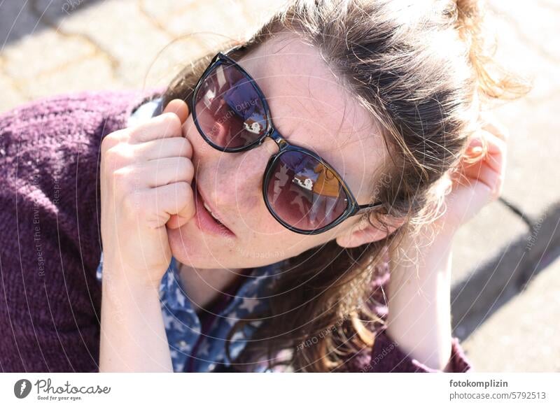Frau mit Sonnenbrille Gesicht Blick Porträt Junge Frau Erwachsene Identität nachdenklich überwachen Frauengesicht