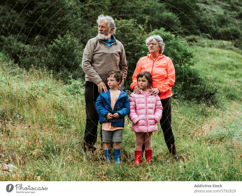 Generationenübergreifende Bindung bei Outdoor-Abenteuern Großeltern Enkel Enkelin Familie Freizeit Natur im Freien Bonden generationenübergreifend Wanderung