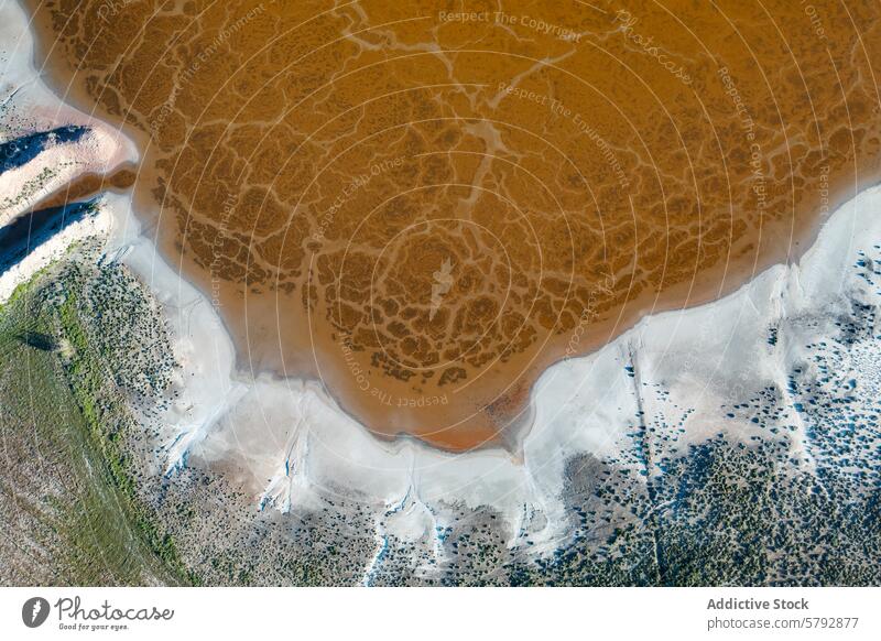 Luftaufnahme der Salzlagunen in Toledo, Spanien Antenne Ansicht Lagune Textur Muster natürlich Schönheit warm Tonung Landschaft Wasser Kochsalzlösung Ökologie