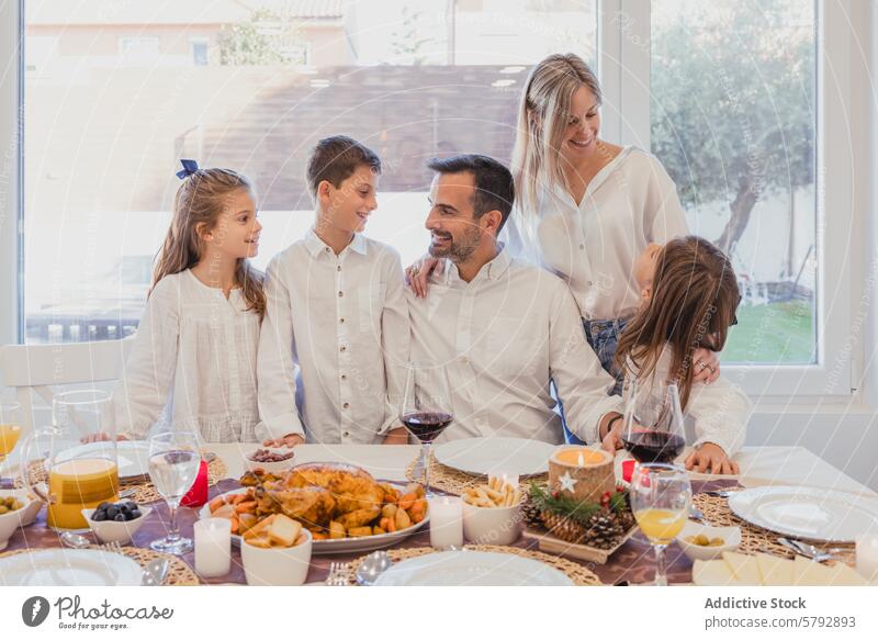 Eine fröhliche Familie genießt ein festliches Weihnachtsessen zu Hause Weihnachten Mahlzeit heimwärts Abendessen Tisch Festessen Fröhlichkeit