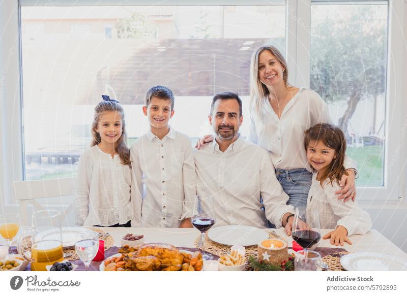 Fröhliche Familie bei einem gemeinsamen Weihnachtsessen Weihnachten Mahlzeit heimwärts Abendessen Tisch freudig festlich Lächeln Sammeln