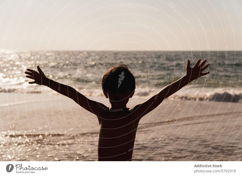 Cchild genießt die Sonne an einem französischen Strand Silhouette Kind MEER Sonnenuntergang Freude Freiheit Sand Meer Sommer Urlaub reisen Frankreich landes
