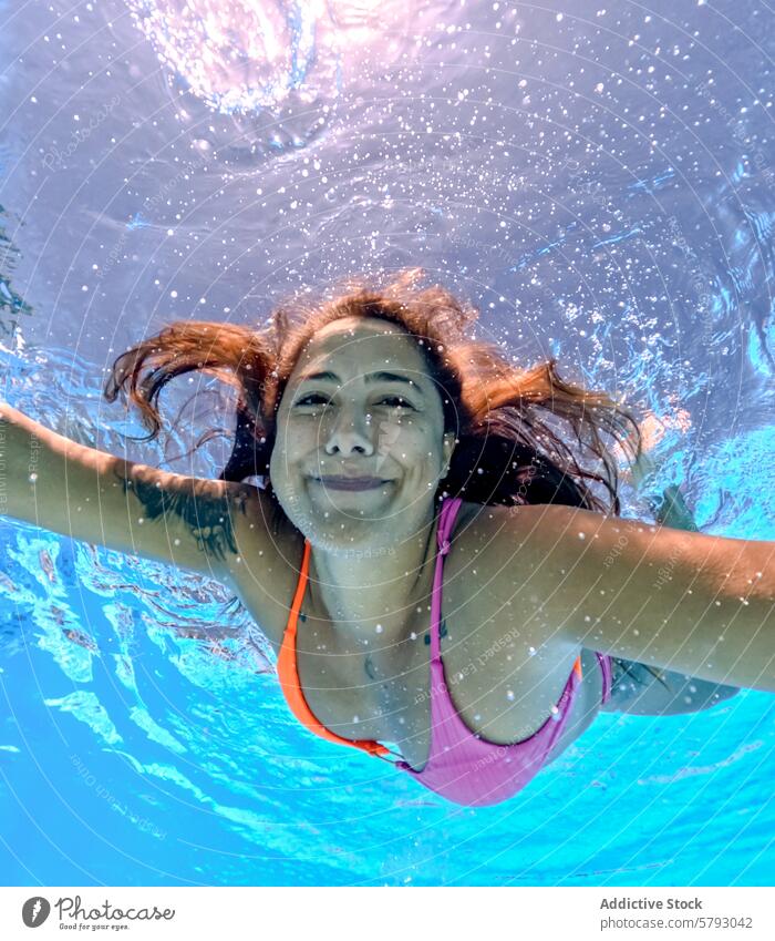 Unterwasserglück einer jungen Frau beim Schwimmen unter Wasser schwimmen Freude Ausdruck Sonnenlicht übersichtlich Schwimmsport Glück Pool Sommer Freizeit