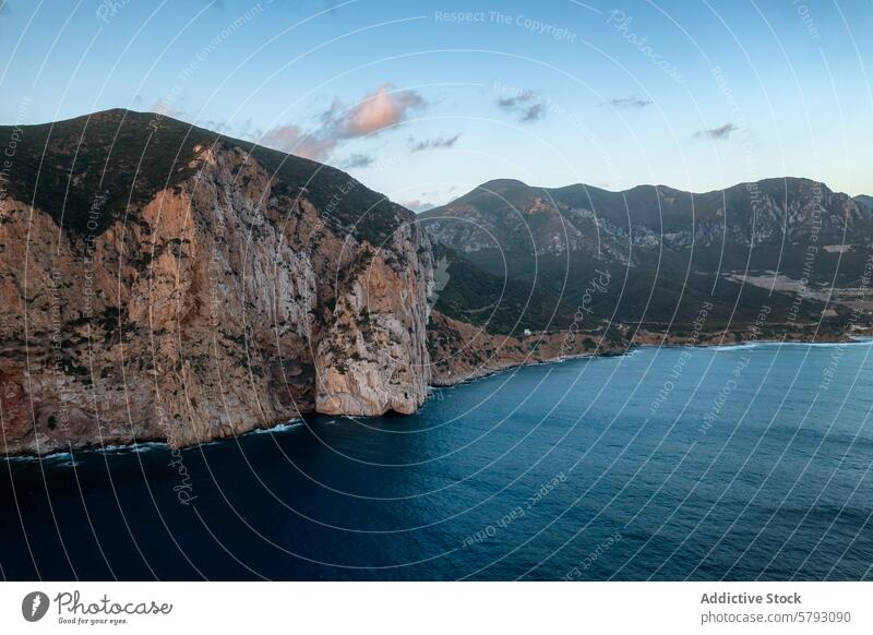 Majestätische Klippen von Sardinien mit Blick auf das Mittelmeer, Porto Flavia Italien mediterran MEER Küstenlinie robust panoramisch Ansicht Wasser