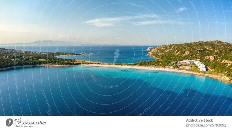 Luftaufnahme von kristallklarem Wasser in Sardinien, Italien, Strand Rena di Ponente türkis MEER sandig Küste Küstenlinie mediterran Insel Sommer reisen
