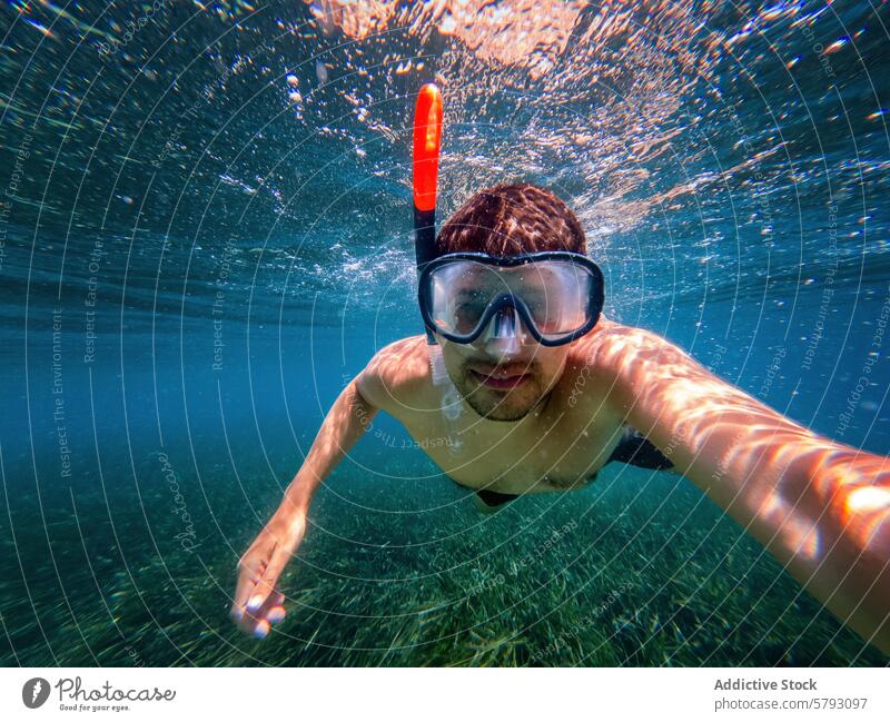 Schnorchelabenteuer in den klaren Gewässern von Sardinien, Italien Mann Schnorcheln Wasser Abenteuer Sommer MEER unter Wasser übersichtlich blau mediterran