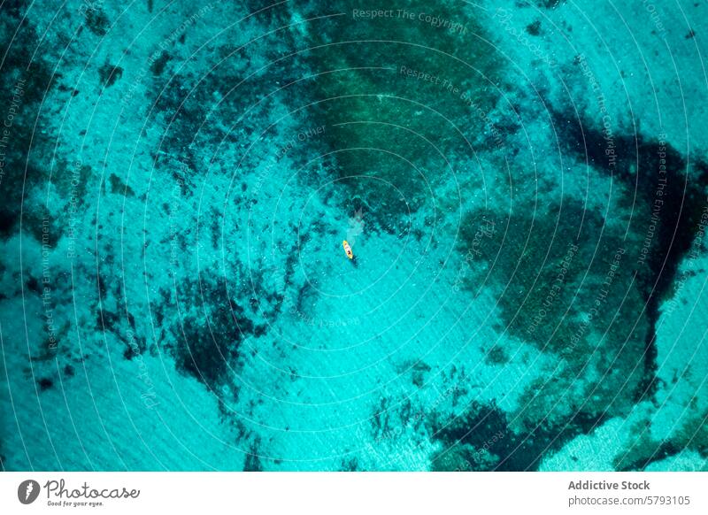 Luftaufnahme eines einsamen Kajaks in den kristallklaren Gewässern Sardiniens Italien Wasser türkis übersichtlich MEER Meer Paddel Boot Einsamkeit reisen