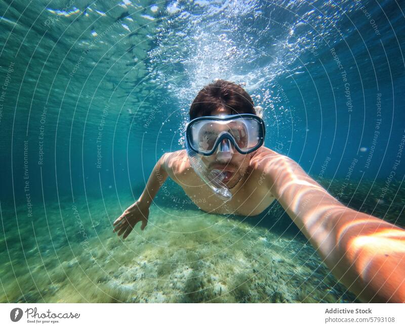 Unterwasserabenteuer in den klaren Gewässern Sardiniens Schnorcheln unter Wasser Italien MEER Abenteuer Mundschutz Sinkflug Person übersichtlich Sauerstoff
