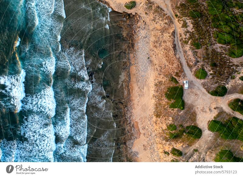 Luftaufnahme der zerklüfteten Küste Sardiniens Italien Dröhnen Küstenlinie MEER Strand Wellen schäumend abgelegen Fahrzeug Ufer robust Landschaft Natur Wasser