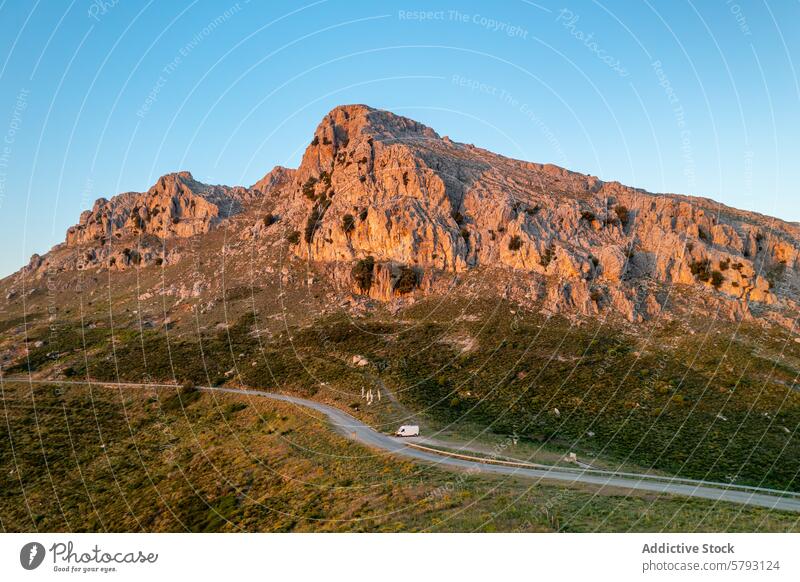 Goldene Stunde über der sardischen Berglandschaft Sardinien Italien Berge u. Gebirge Landschaft goldene Stunde Sonnenlicht Straße PKW reisen Gelassenheit robust