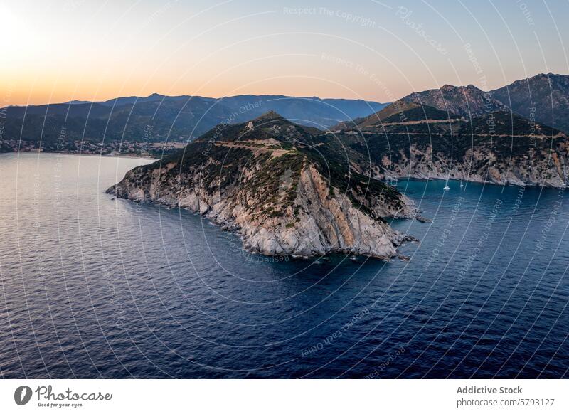 Gelassener Sonnenuntergang über der sardischen Küste Sardinien Italien Küstenlinie Luftaufnahme Mittelmeer Blauwasser Klippen Gelassenheit Landschaft reisen