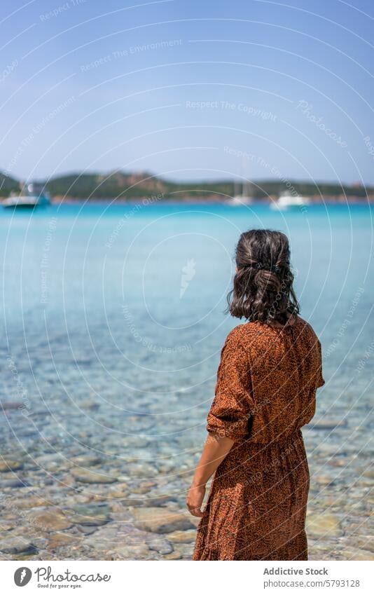 Gelassener Blick aufs Wasser in Sardinien, Italien, Grande Pevero Beach Frau Kleid blau übersichtlich Entfernung Gelassenheit reisen Meereslandschaft türkis