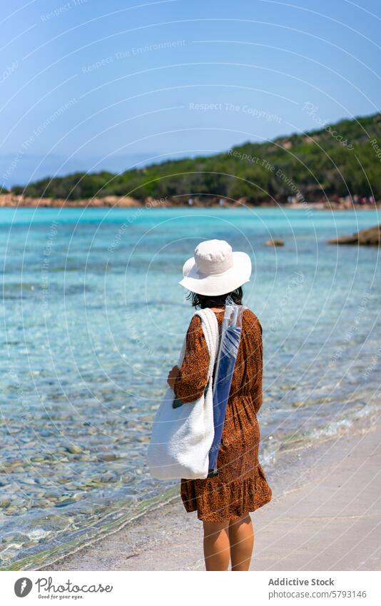 Reisende genießen die ruhige Strandlandschaft Sardiniens, Grande Pevero Beach Frau Reisender Italien MEER klares Wasser weißer Sand natürlich Landschaft Tourist