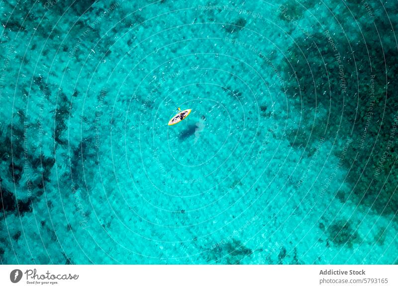 Kajakfahren auf den ruhigen Gewässern von Sardinien, Italien Antenne Wasser MEER mediterran übersichtlich türkis Küste Ufer Insel Urlaub reisen Freizeit Paddeln