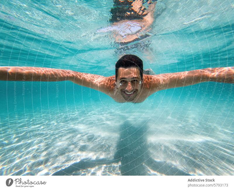 Mann genießt ein Bad im klaren Wasser von Sardinien Italien Schwimmsport unter Wasser kristallklar türkis Sommer erfrischend heiter aquatisch Freizeit Urlaub