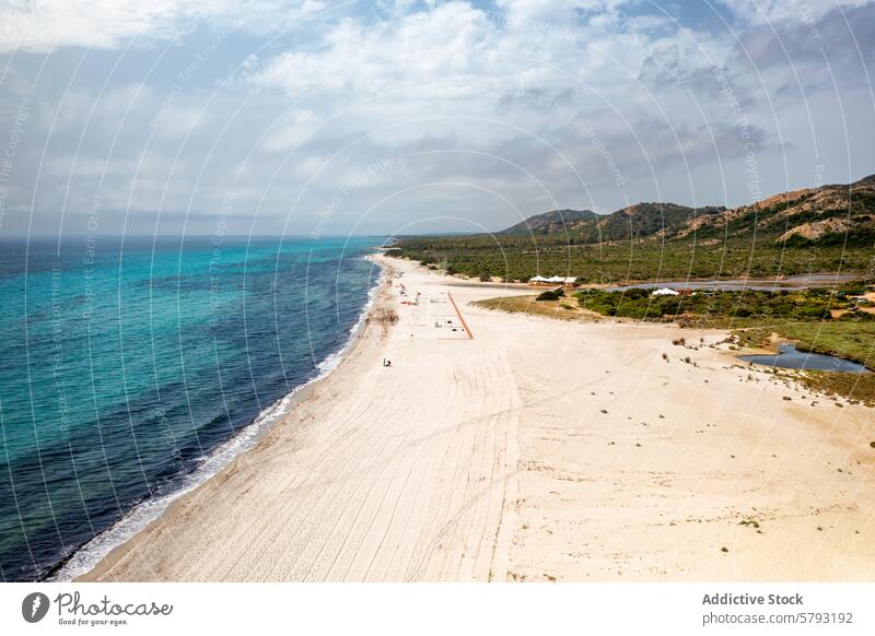 Idyllischer weißer Sandstrand Berchida an der Küste Sardiniens Italien Strand Luftaufnahme Türkisfarbenes Wasser unverdorben Natur Landschaft reisen Tourismus