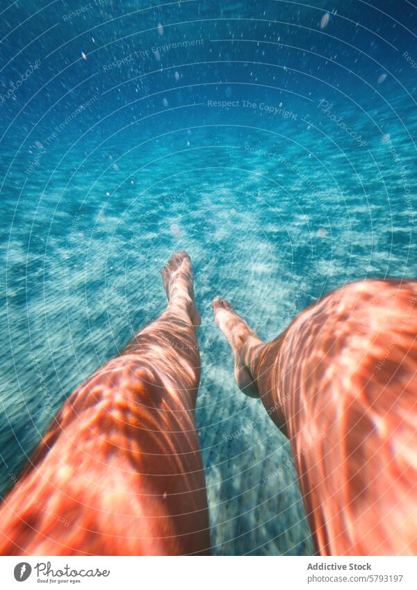 Unterwasserperspektive der Beine, die im klaren sardischen Meer schwimmen unter Wasser Perspektive Schwimmer übersichtlich Sardinien Italien Sonnenlicht Filter