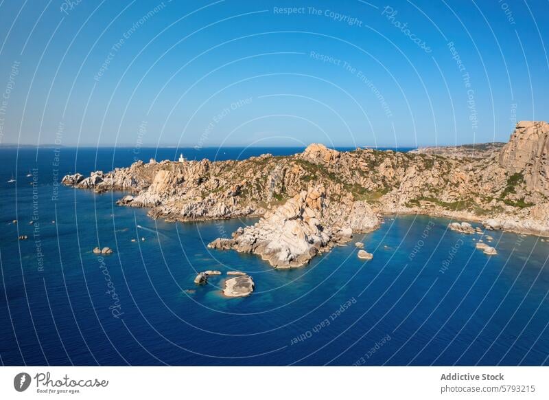 Luftaufnahme der felsigen Küste in Sardinien, Italien Küstenlinie blau Wasser mediterran MEER Schönheit robust übersichtlich natürlich Landschaft reisen