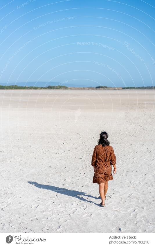 Frau spaziert allein auf einem ruhigen Venta Porcus Salzwassersee laufen Einsamkeit Gelassenheit Sardinien Himmel übersichtlich Italien reisen Freizeit MEER
