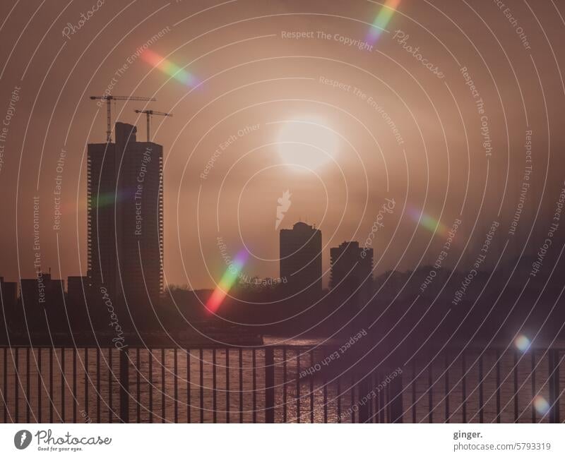 Die Sonne scheint in Spektralfarben über dem Rhein - Fotografie mit Prismen und Filtern mehrfarbig regenbogenfarben Licht Lichtbrechung spektral Farbe Prisma