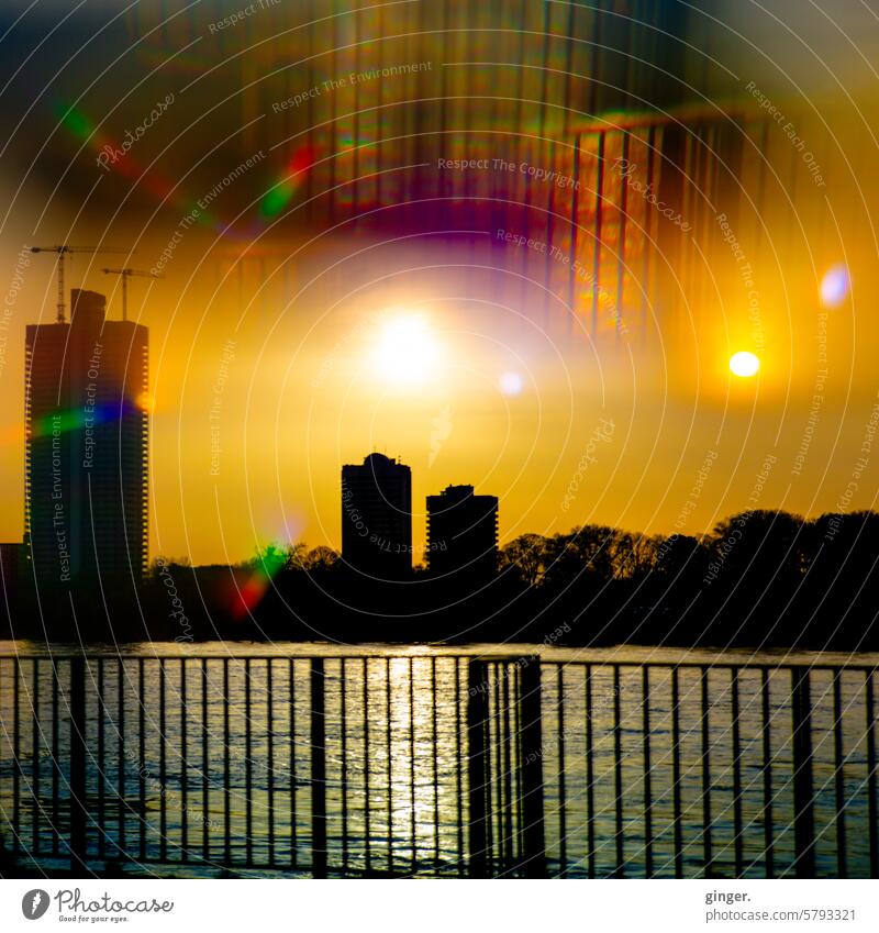Der Rhein träumt - Fotografie mit Prismen und Filtern Fluss Sonnenuntergang Dämmerung Kräne dunkel hell Häuser Farben Lichterscheinung Silhouette Schatten