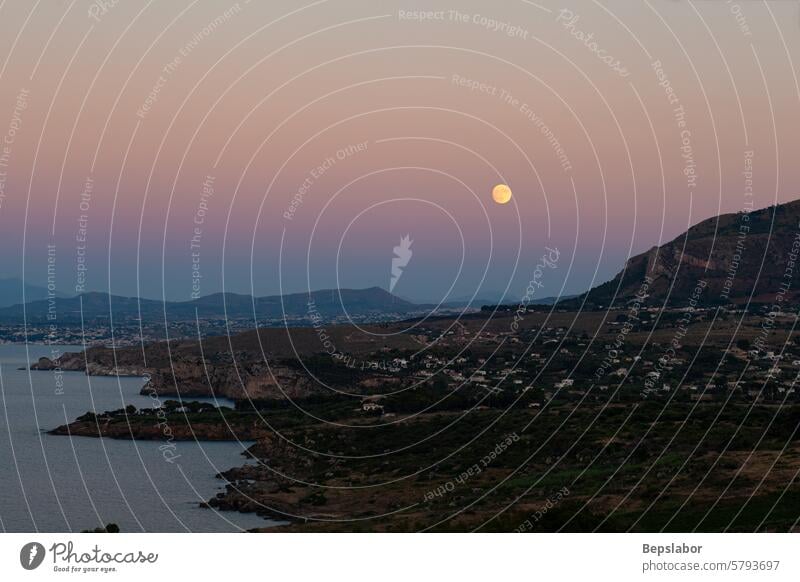 Panoramabild mit Mond. Sonnenuntergang auf dem Paradies Mittelmeer Bucht in der Nähe von Scopello Italien Natur Insel Felsen blau Urlaub Wasser mediterran