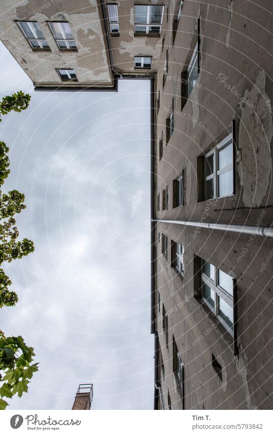 Hinterhof Pankow Unsaniert blick nach oben Berlin 2024 Stadt Außenaufnahme Menschenleer Tag Hauptstadt Stadtzentrum Farbfoto Altstadt Architektur Altbau Haus