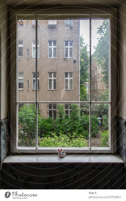 Treppenhausfenster Pankow Fenster treppenhausfenster Farbfoto Hinterhof Stadt Berlin Haus Tag Menschenleer Hauptstadt Altstadt Bauwerk Gebäude Innenhof Hof