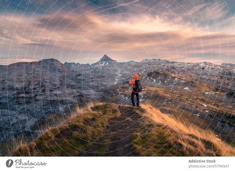 Wanderer beim Betrachten des Pic de Anie in den Pyrenäen im Herbst Bild von Anie Abenddämmerung Licht Einsamkeit Abenteuer Rucksack im Freien Natur