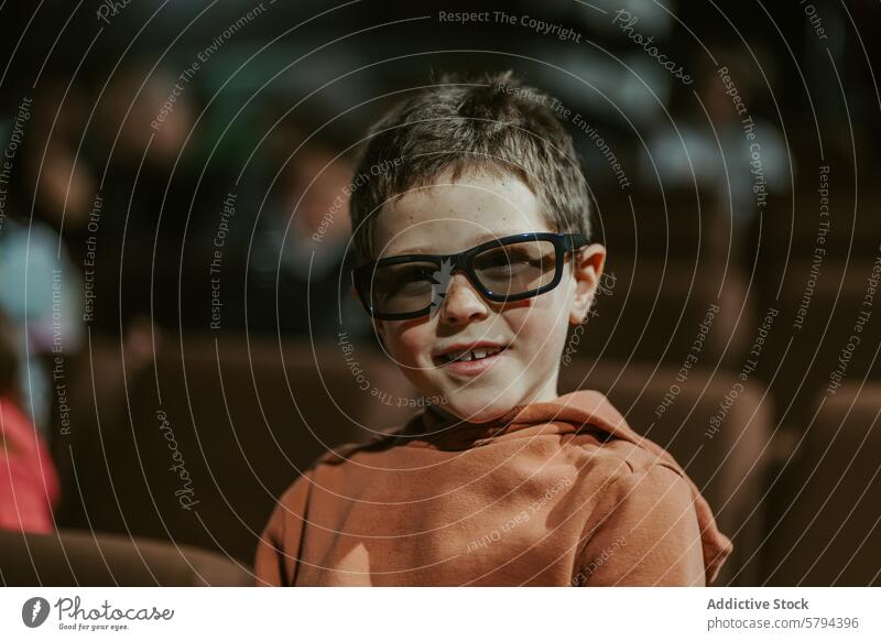 Lächelnder Junge mit 3D-Brille im Kino Kind Filmtheater im Innenbereich Sommer Glück Freude Entertainment Publikum Sitz Bildschirm Filmmaterial zuschauen