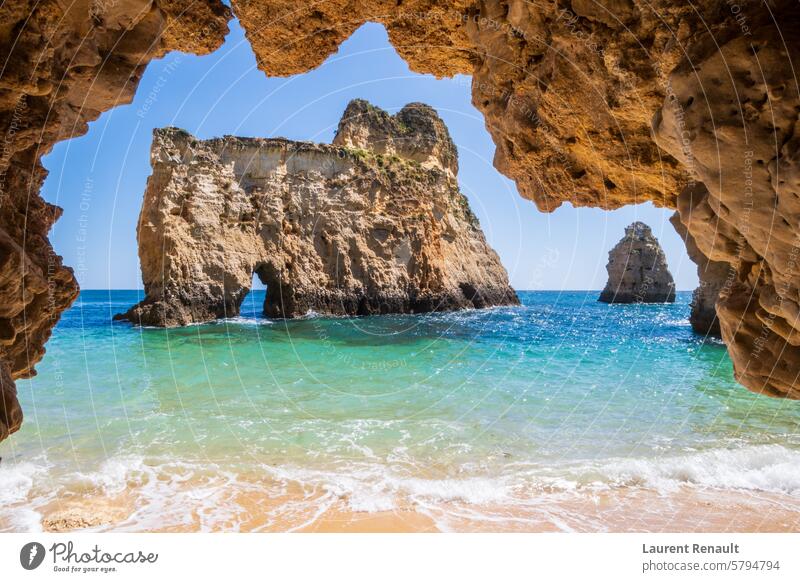Kleiner, paradiesischer Strand, von einer Höhle aus fotografiert, in der Nähe von Portimão, Algarve, Portugal Portimao atlantisch Klippe Küste Himmel (Jenseits)
