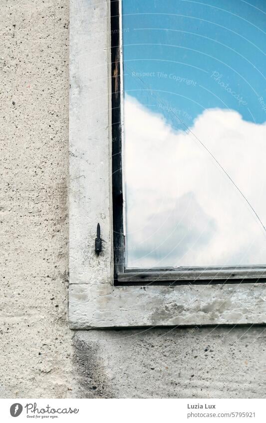 Ein Riss im Fenster... Wand alt Mauer Fassade Himmel blau Wolken Vergänglichkeit Verfall kaputt urban weiß Bildersprache bildhaft schön Zahn der Zeit