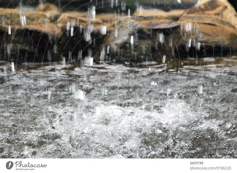 hinterm Wasserfall Wasserspiel Zierbrunnen Wasserquelle Wasserüberlauf Teichanlage Tropfen Felsen Wassertropfen Geräusch Blubberblasen blubbern Wasserblasen