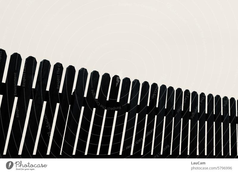 Lattenzaun Zaun Holz Holzzaun Gartenzaun Grenze Begrenzung Barriere Nachbarschaft Strukturen Formen Silhouette schwarzweiß Schwarzweißfoto Kontrast