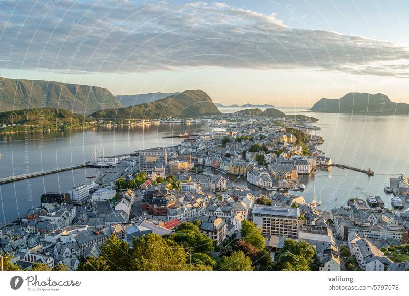 Luftaufnahme bei Sonnenuntergang der Stadt Alesund, Norwegen alesund Mehr Og Romsdal Landkreis More og Romsdal Skandinavien skandinavisch Antenne Architektur