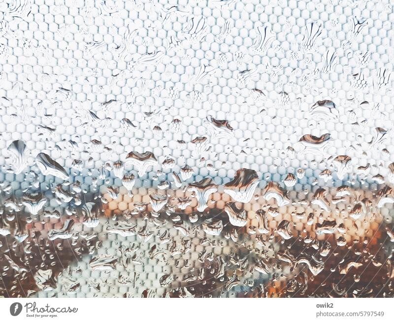 November Verteilung Wasserperlen Physik benetzt Tröpfchen Innenaufnahme diffus Fensterblick schemenhaft verschwommen Wetter Glas Regen Tropfen Stimmungsbild