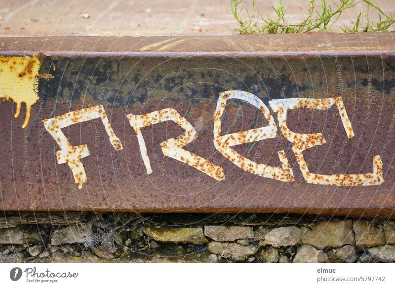 FREE steht an einem alten rostigen Eisenträger free frei kostenlos gratis verfügbar unverbindlich ledig großzügig englisch befreien Blog umsonst entlassen