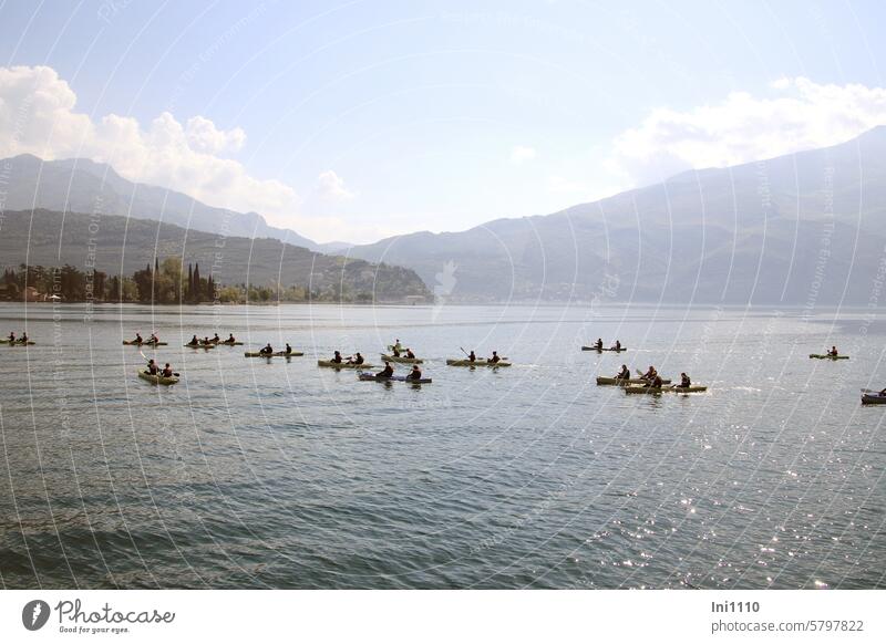 Paddeln auf dem Gardasee Landschaft Oberitalien See Wasser glitzern Freizeit Hobby Vergnügen Menschen Gruppe paddeln Sport Paddeltour Wassersport Doppelpaddel