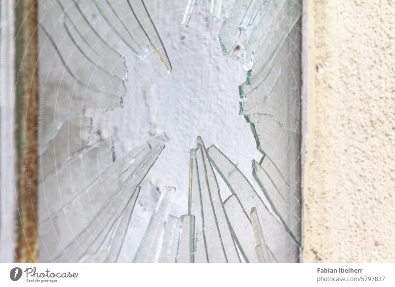 eingeschlagene Fensterscheibe Einbruch Scheibe Vandalismus Glassplitter Deutschland