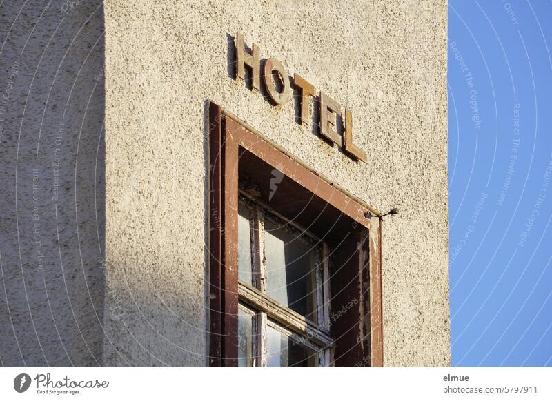 HOTEL - Schriftzug an einem maroden Gebäude Hotel Übernachtung Unterkunft Nostalgie Fenster Hotelfenster Ferien & Urlaub & Reisen Herberge wohnen übernachten
