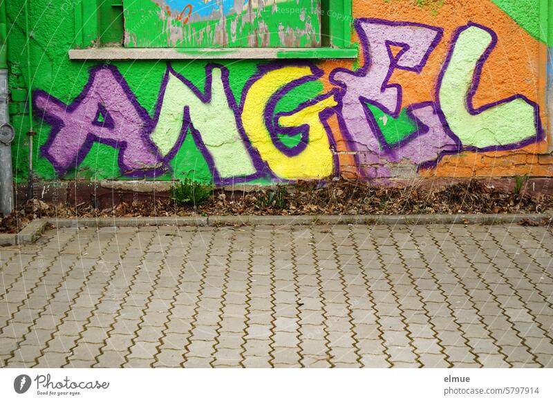 buntes Graffiti an einer Hauswand mit dem Schriftzug ANGEL Angel Engel englisch Hausfassade Jugendkultur sprayen Straßenkunst Schutzengel Mitteilung Design Blog