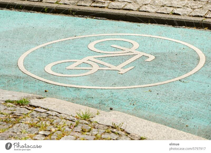 grüner Radweg mit Piktogramm eines Fahrrades zwischen gepflasterten Wegen Straße Fahr Rad! Radfahren Radspur Straßenverkehr Fahrbahnmarkierung Fahrradweg Blog