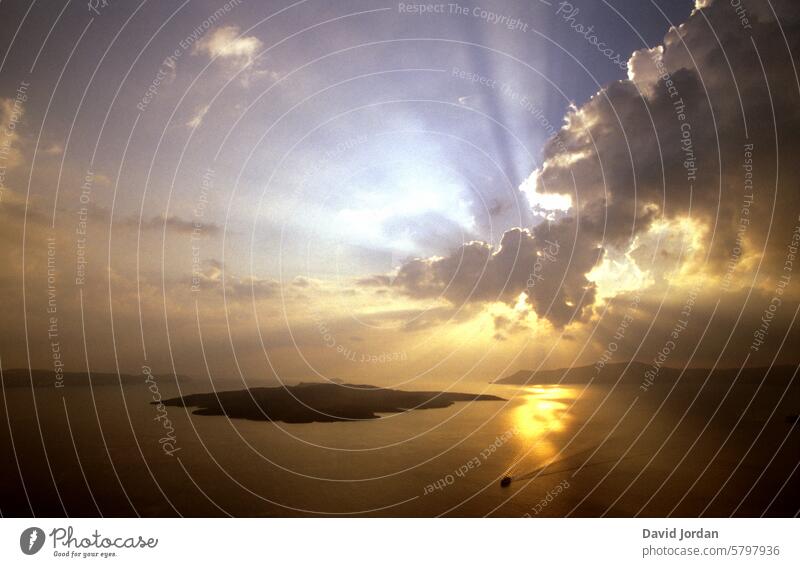 wunderschönes Lichtspiel - Sonne mit Wolken - über dem Meer Sonnenuntergang über dem meer mit wolken dunkle wolken über dem meer