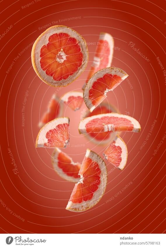 Verschiedene Stücke von reifen Grapefruit auf einem roten Hintergrund saftig kreisen Zitrusfrüchte geschnitten Lebensmittel frisch Frucht keine Menschen orange