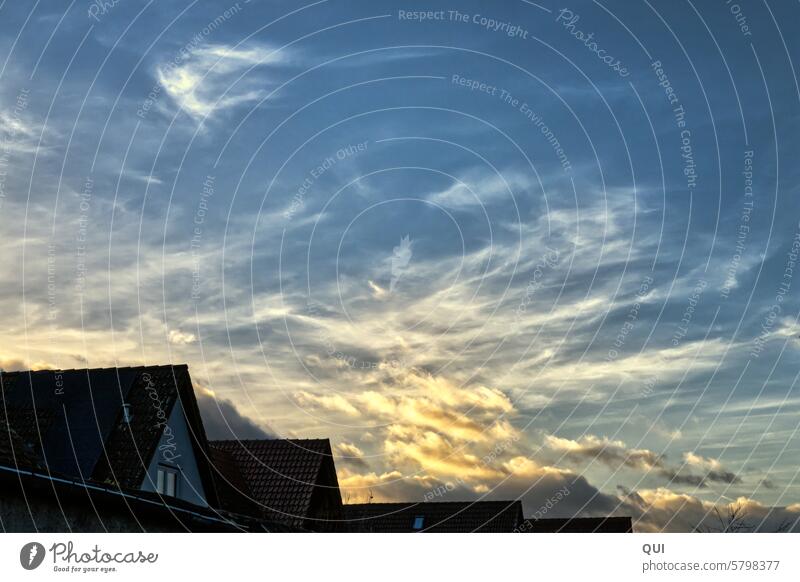 Abendhimmel über Dächern Himmel Abendrot abendliche Stimmung Sonnenuntergang Licht Wolken Wolkenspiel Strukturen Wolkenstrukturen Häuser Siedlung Dächer Dach