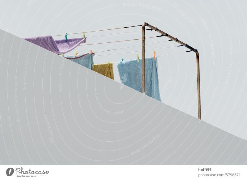 Wäsche an einer halb verdeckten Wäscheleine auf einem Balkon Waschtag hängen trocknen frisch Wäsche waschen aufhängen Sauberkeit Alltagsfotografie Handtücher