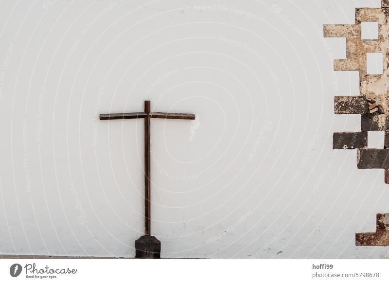 religiöses Kreuz an einer weißen Wand symbol Christentum Religion & Glaube Symbol Kirche Symbole & Metaphern Christliches Kreuz Spiritualität Gott